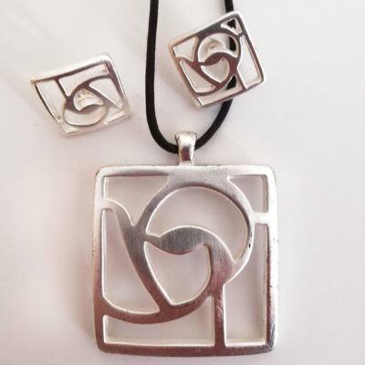 Conj. Pendientes y Collar Cuadrado Plateado Juntos